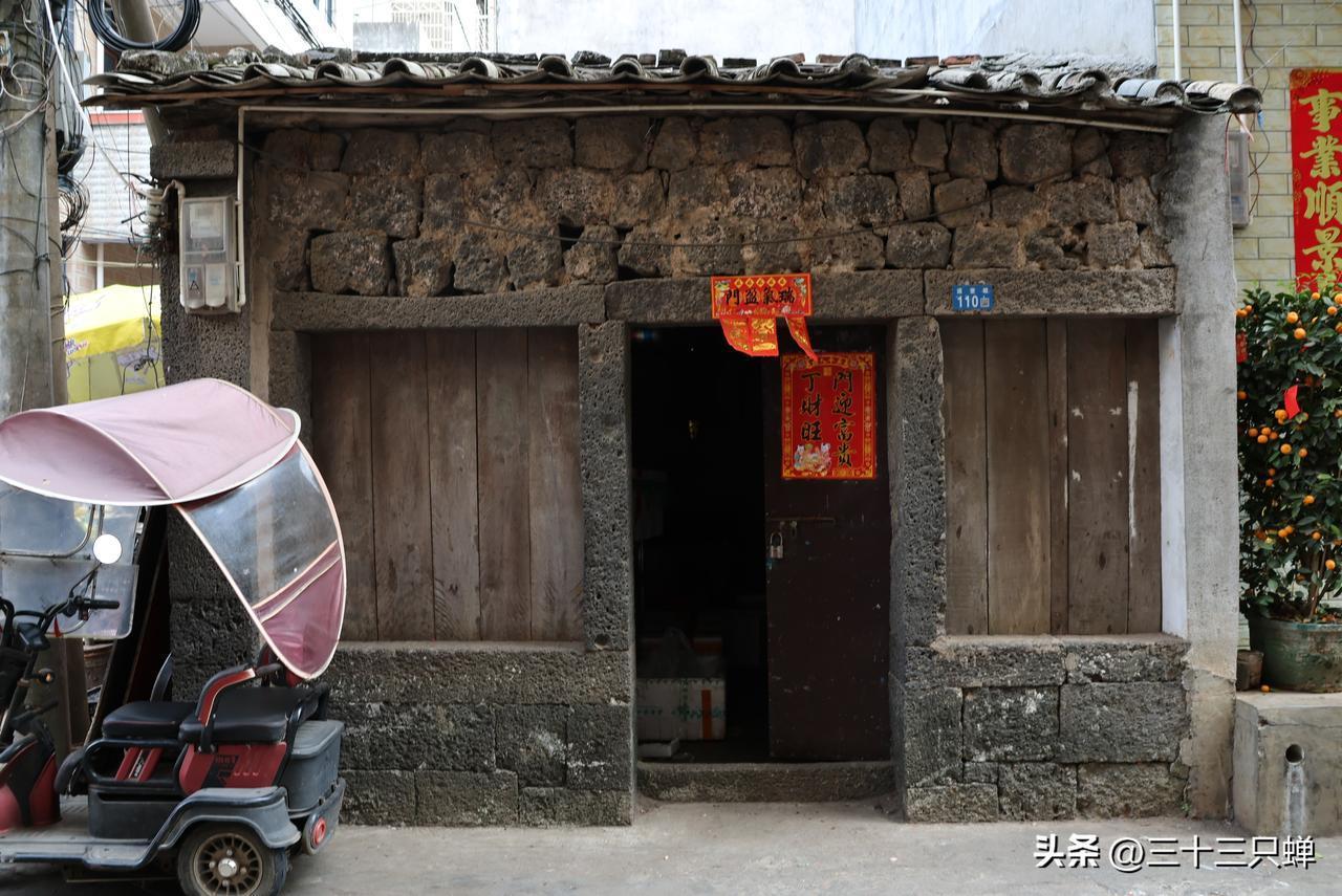 海南海口清代骑楼老街“道堂墟”，是一座火山岩建造的百米街铺，商铺多为一层建筑，前