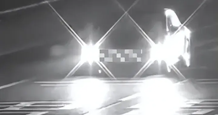 男子加班到极限高速车道上睡着