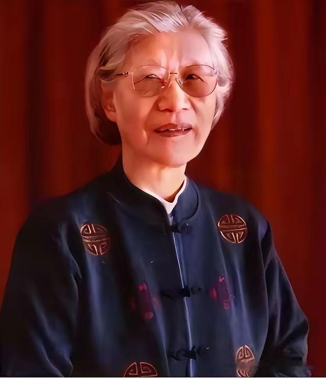 李又兰是浙江宁波镇海人，她的人生履历自带厚重的红色印记，家族两代人接连投身国防事