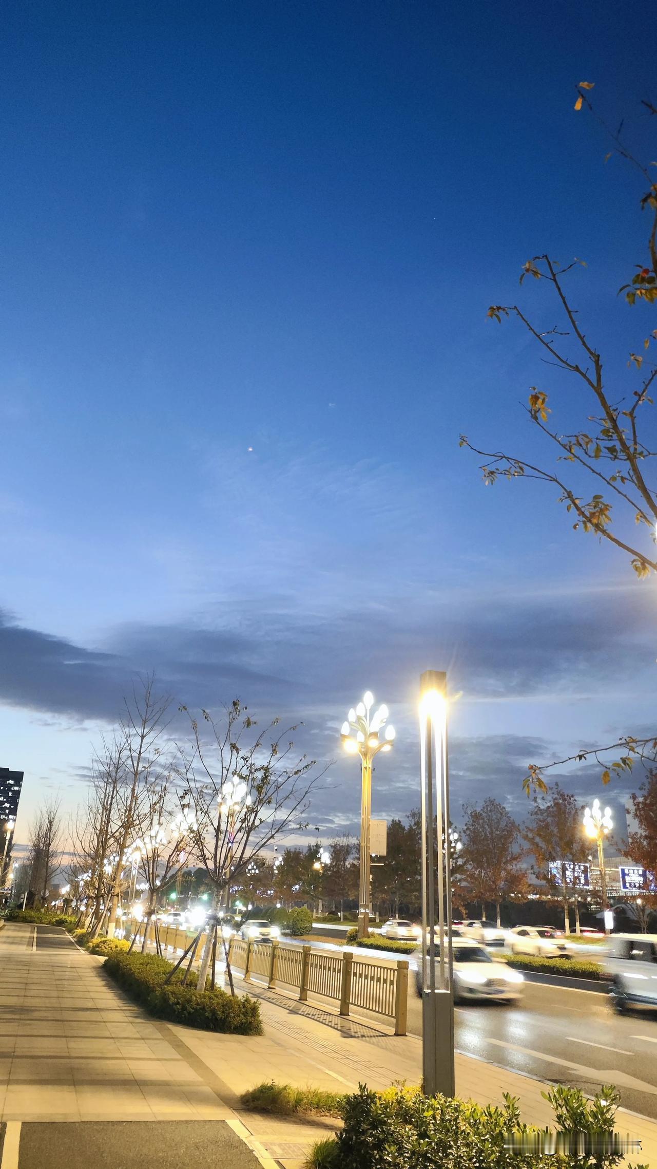 落日的余晖会不会思念傍晚的晚霞！
冬日生活打卡季