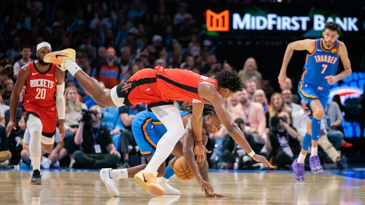 阿门昨天伤势无大碍，只是单纯的抽筋，阿门甚至一度想坚持上场，但实在坚持不了，比赛