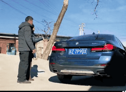 《凡人歌》沈琳那伟因为钱第一次争吵。老高突发疾病离世让那伟彻底创业失败，差点出了