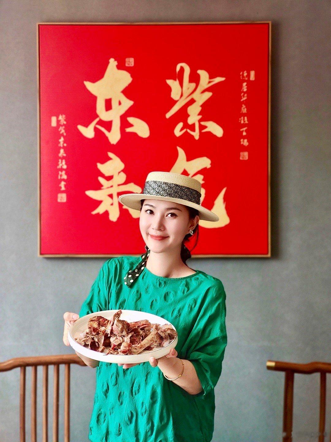 #带着微博去旅行##北京旅行##北京探店# 热气腾腾的烤全羊是聚餐的好选择，想吃
