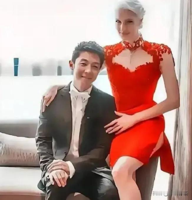 [月亮]八年前，亿万豪门千金李白执意要嫁给撒贝宁，而与父亲决裂，八年后，李白终于