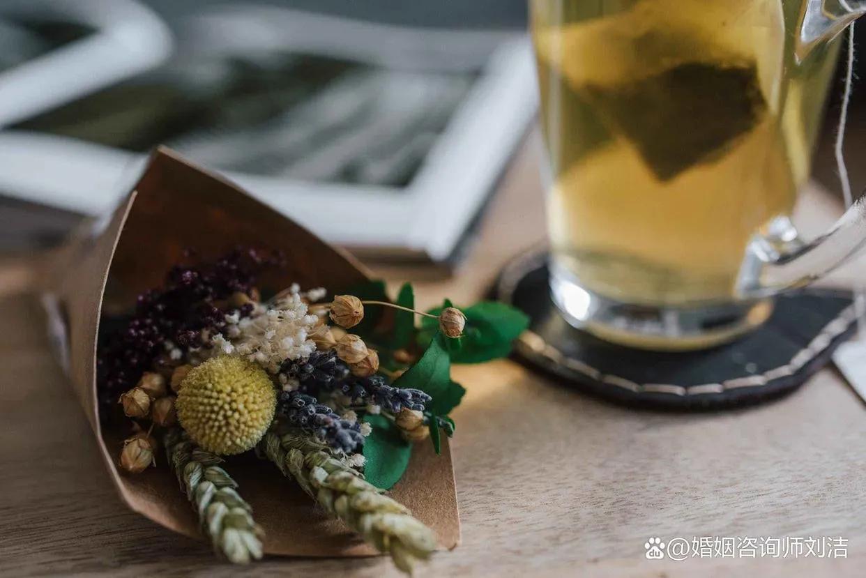 我朋友梨花带雨的又给我诉苦了，她二婚老公竟然带他前妻出去旅游了。我朋友她今年45