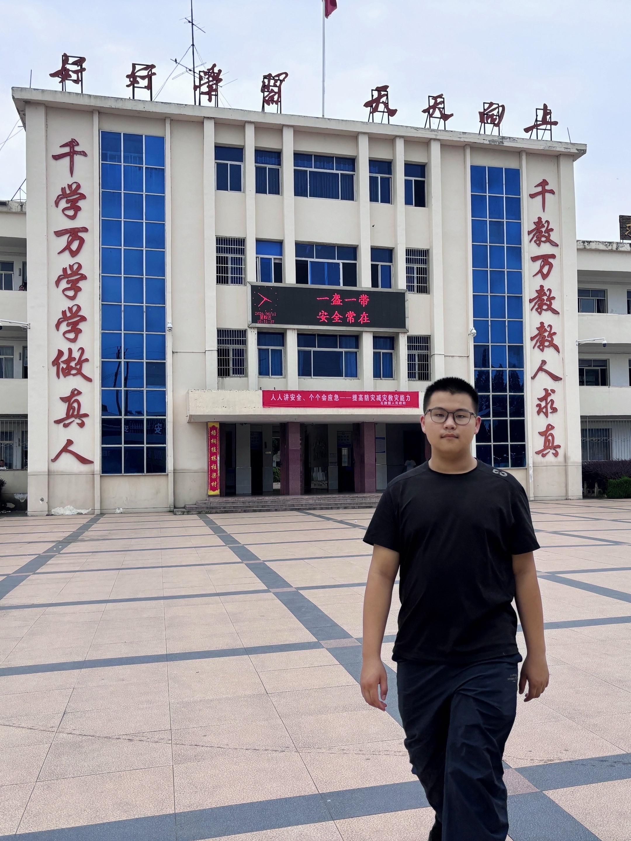 做一个不扫兴的父亲 初中生活最后一天，陪他偷摸去学校拍点照片，留个纪念！