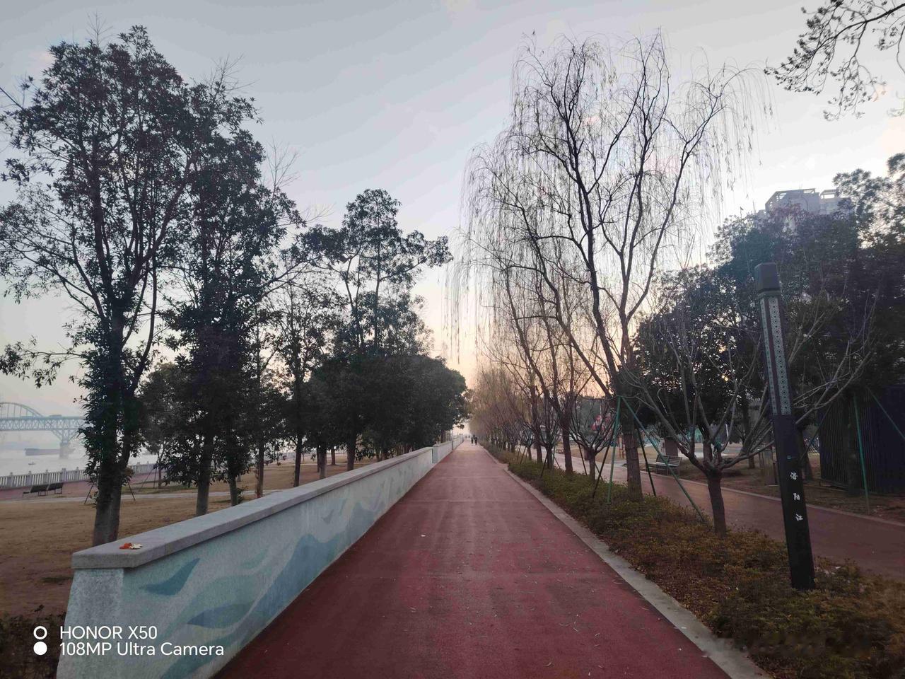 我的今日状态：😁轻松愉快
我这里的天气：☀️晴天2026年1月14日长江岸边晨