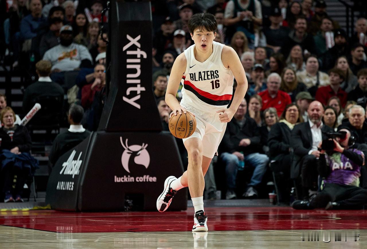 火箭对开拓者的比赛打完了，杨瀚森再这么打下去会被斯普利特用废的！
1、跑轰体系下