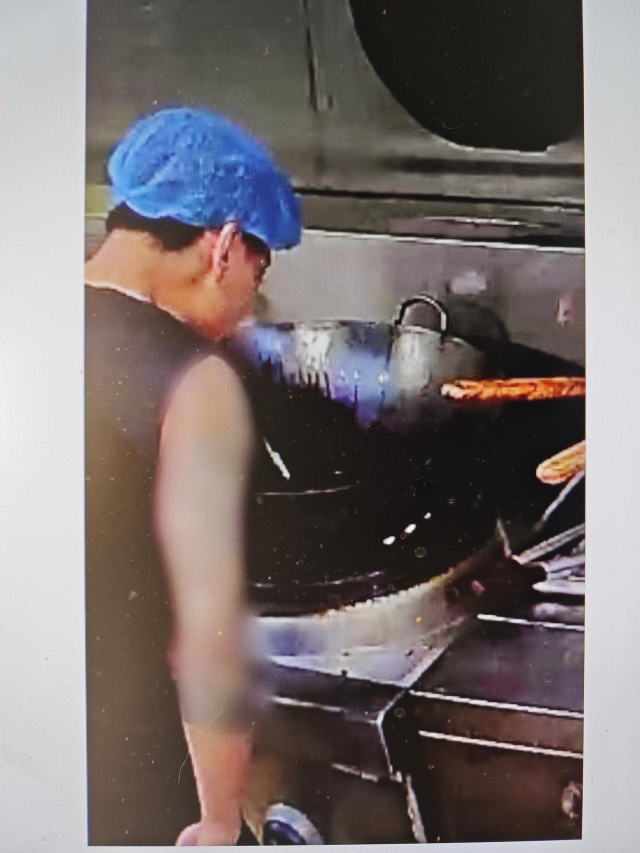 一次曝光毁灭一家店

25日，一个网友好奇的打开某外卖平台的“明厨亮灶”，竟然发