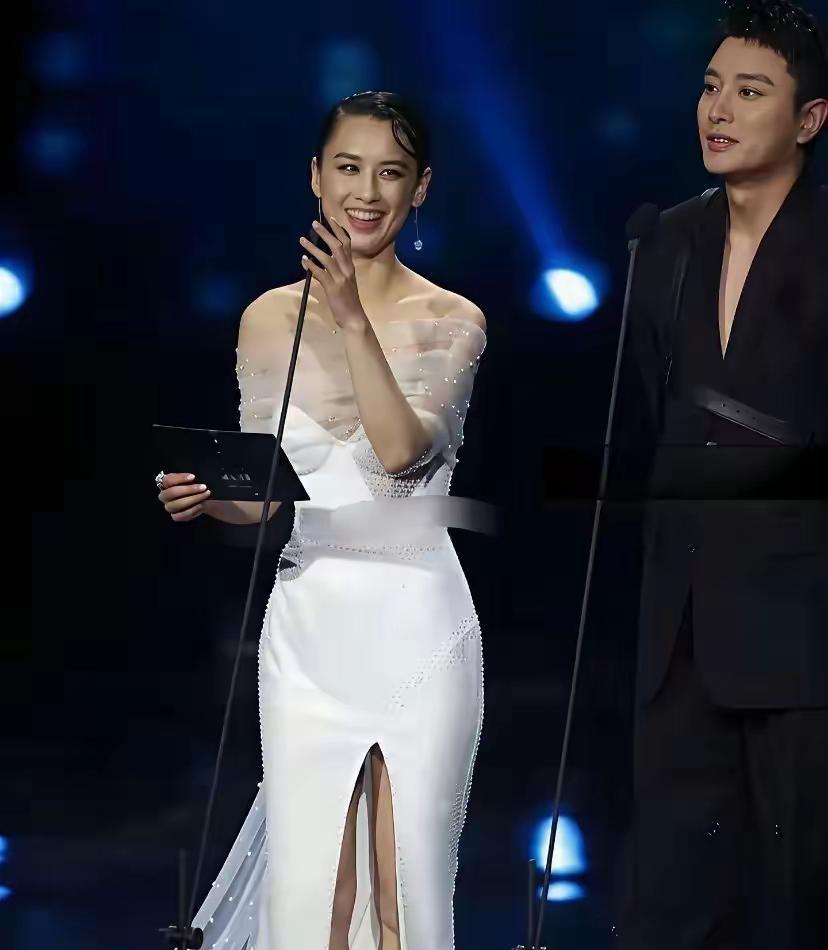 黄圣依和贾乃亮同台颁奖，感觉还是有点尴尬的。