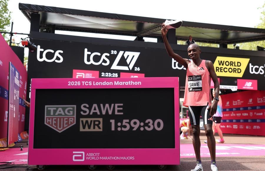 伦敦马拉松赛，肯尼亚选手塞巴斯蒂安·萨维用了1小时59分30秒完赛，创造了新的世