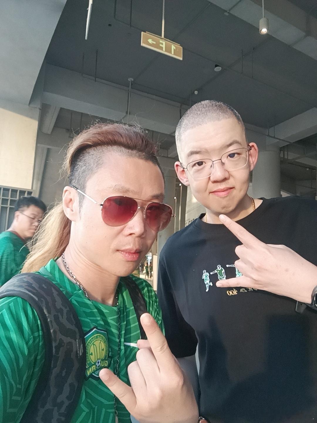 和合影！！😬👍💚比赛现场国安球迷和朋友合影同城热门 北京·工人体育场