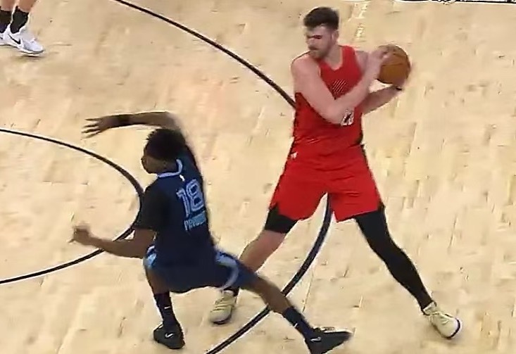 开拓者喜剧队在搞什么，你跟三阵灰熊打现在落后，克林根起肘子直接被驱逐了… 