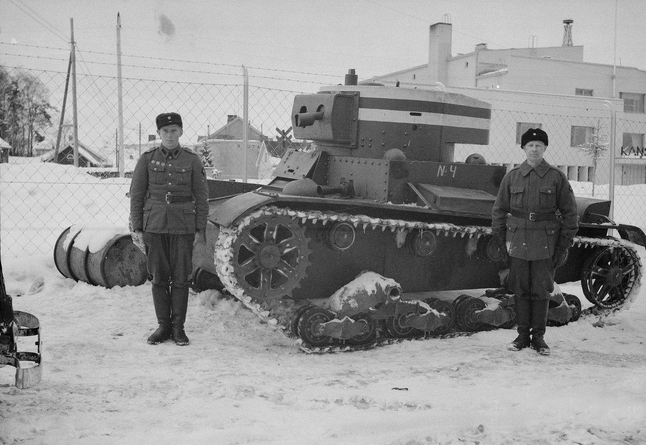 [呲牙] 毛子这是赶着去送装备啊——苏芬战争期间，芬兰士兵在缴获的苏联 ХТ-1