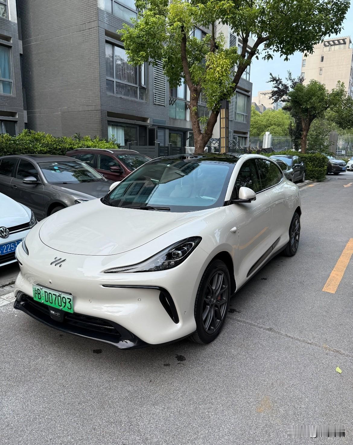 同事两年前卖了燃油车换成电车，
前几天吃饭时算了笔账，
说得我都有点心动了。电费