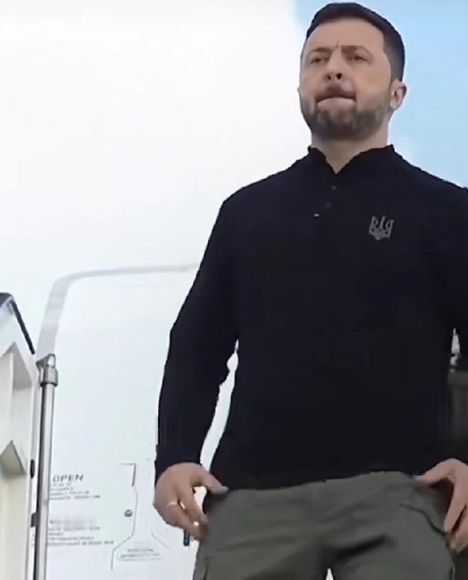 泽连斯基终于明白了！
乌克兰这几年战乱不休，终于明白了一个“痛彻心扉”的道理：敌