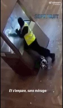 法国媒体公布了卢浮宫盗窃案的新视频画面。

最新公开视频揭示了这座世界知名的巴黎