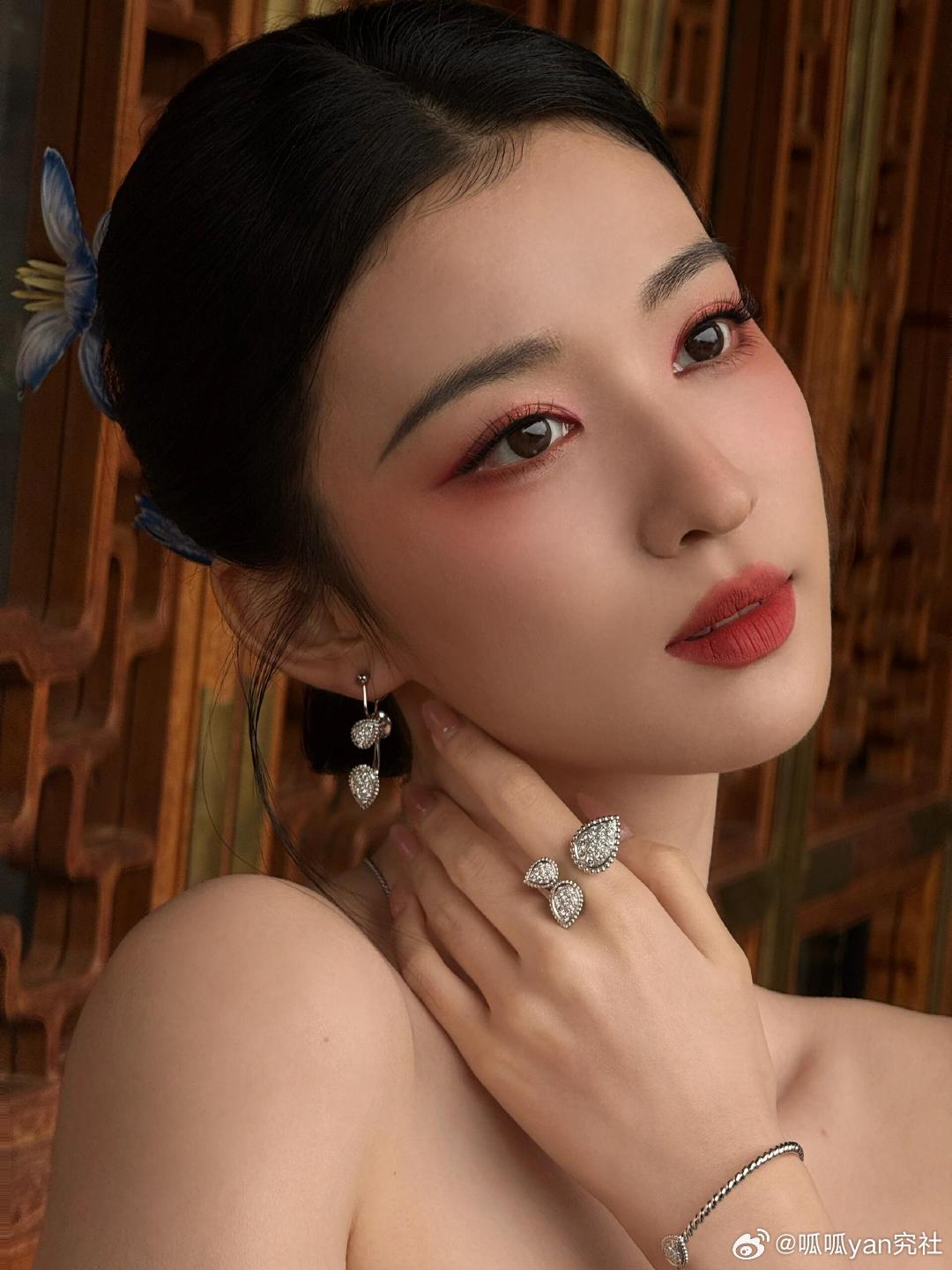 #王亚飞给王楚然化的新中式妆#王亚飞给王楚然化的新中式花影颊彩妆，化妆对她而言只