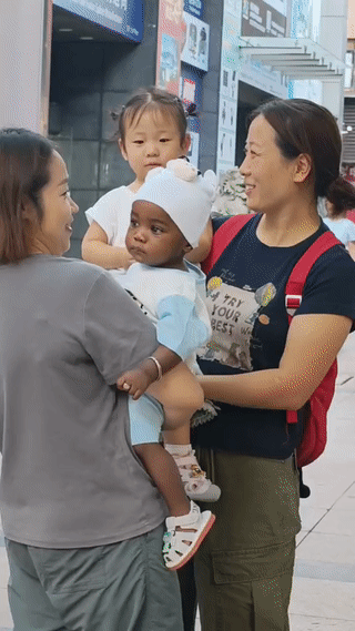 说句实话，我还是觉得咱们中国的本土小孩长得好看。
这种中国人和黑人混血生出来的小