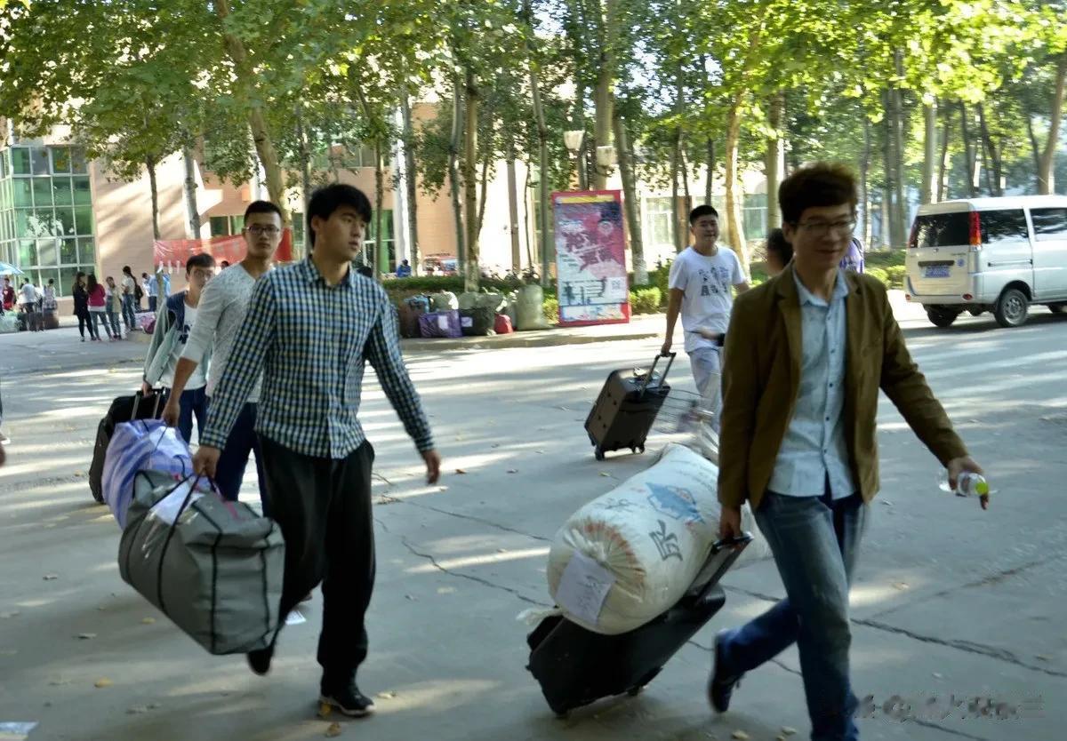 #中国式浪漫#
一个人
背着行化肥袋装的行囊
怀揣着红色的录取通知书
拿着父亲从