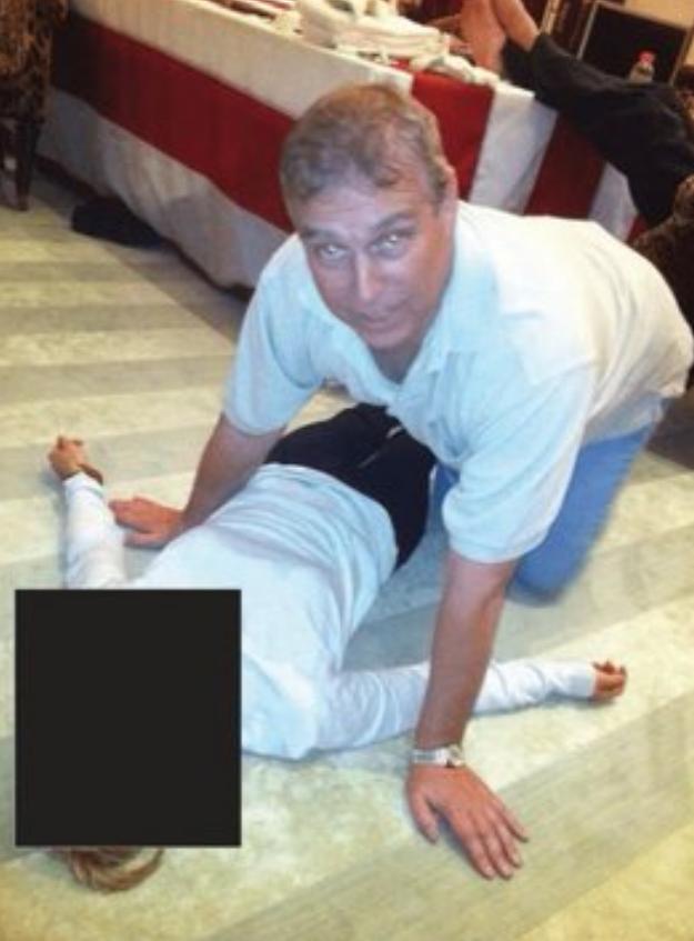 最新爱泼斯坦萝莉岛照片曝光：英国王子又被拿出来，还在触摸女性腹部！
 
最近爱泼