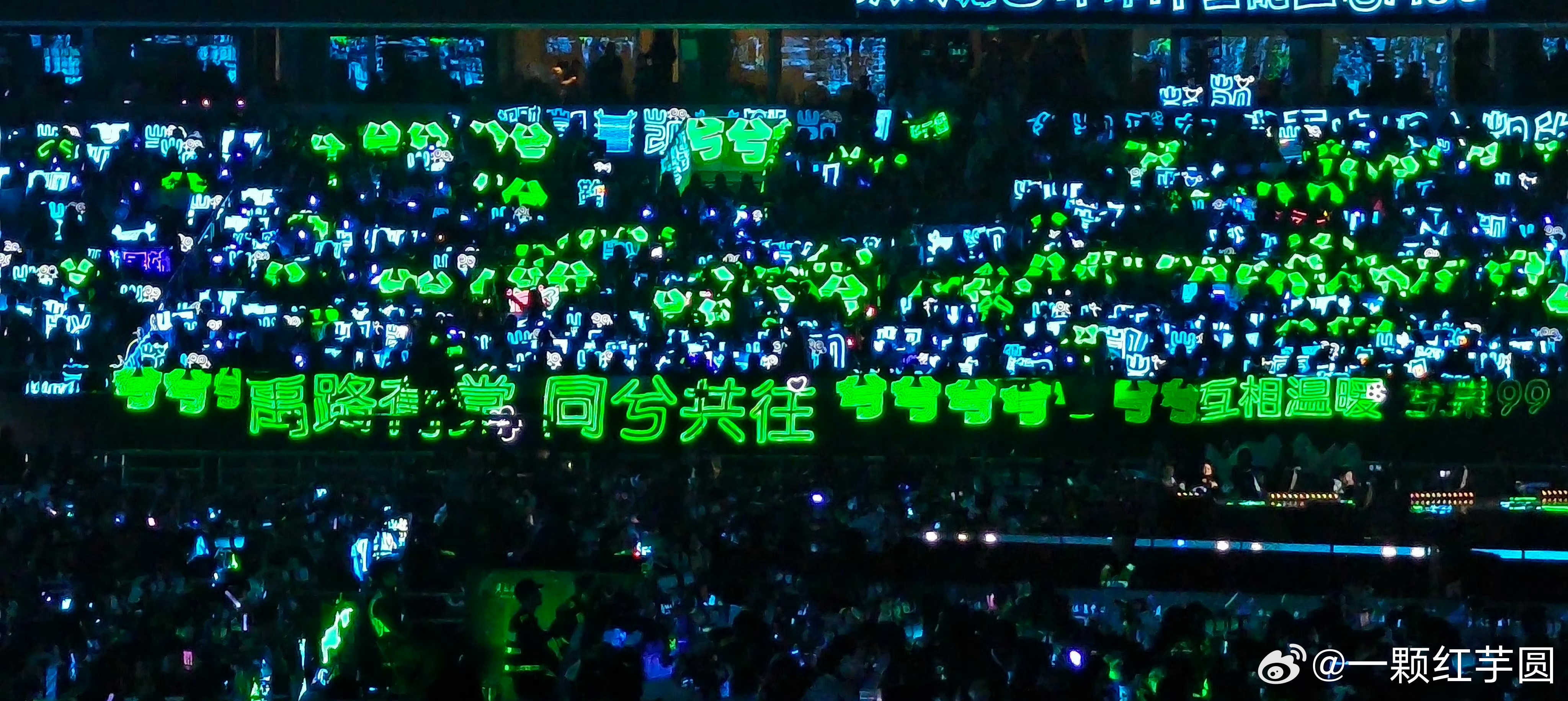 虽然被某家毫无道德地撕了很多占位，但丁禹兮家的绿色灯牌还是这么亮眼！爱真的可以克