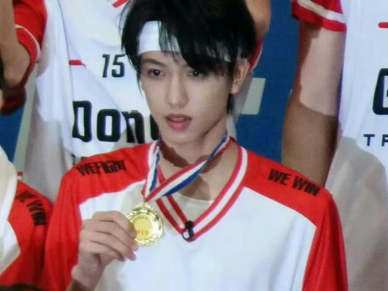 十七岁的张桂源，是把校园感焊在身上了吧！红白球衣+金牌+发带，少年感直接溢出屏幕