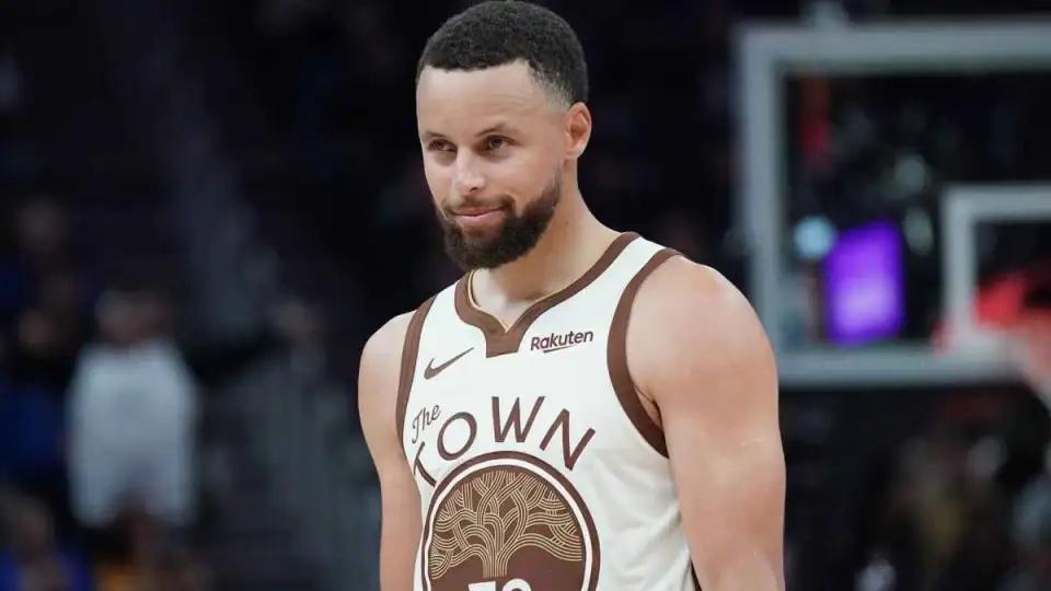 库里又迎来了生涯的一个里程碑时刻！在勇士对阵国王的比赛中，库里全场拿下11分，顺