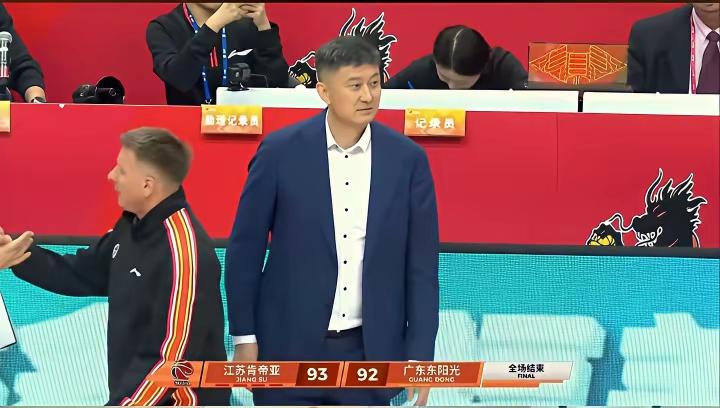 杜锋兼任多职后，已是超级高水平啦！
胡明轩投进3分后广东宏远84：81领先时，庞