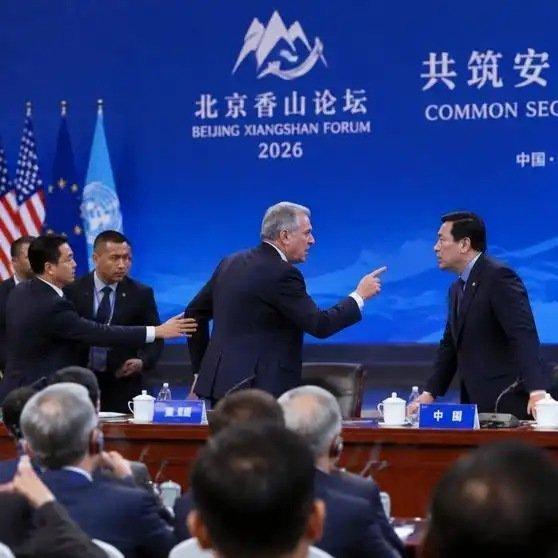 《2026年北京香山论坛上，出现了一个极其罕见且充满张力的场面。》2026年北京