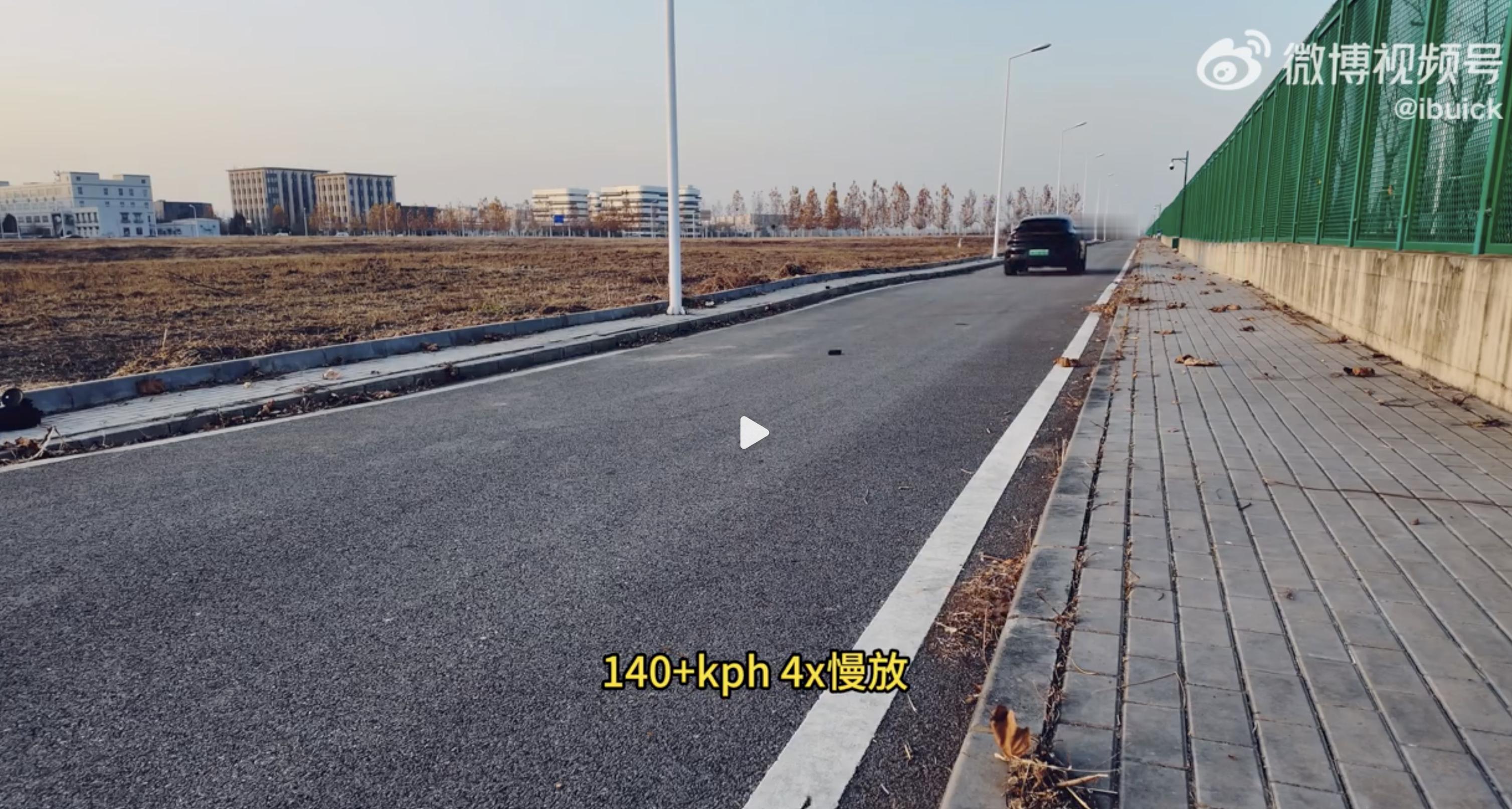 X5 M 和 Cayenne Turbo ，在我拍车这个场地里超高速大起伏路面(