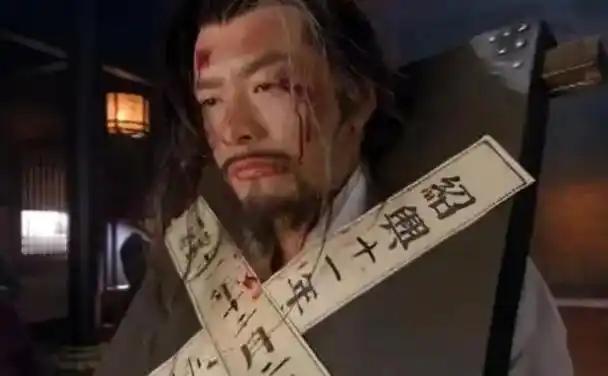 岳飞被秦桧陷害，打入天牢，临刑前，写下 “精忠报国” 四个大字。狱卒劝他：“你若