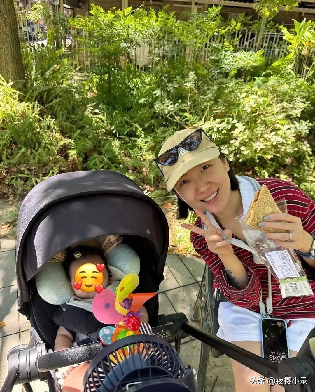 郝劭文和老婆在台北外出遛娃，穿着拖鞋很随性，身材肥胖不像明星！[呲牙][呲牙]