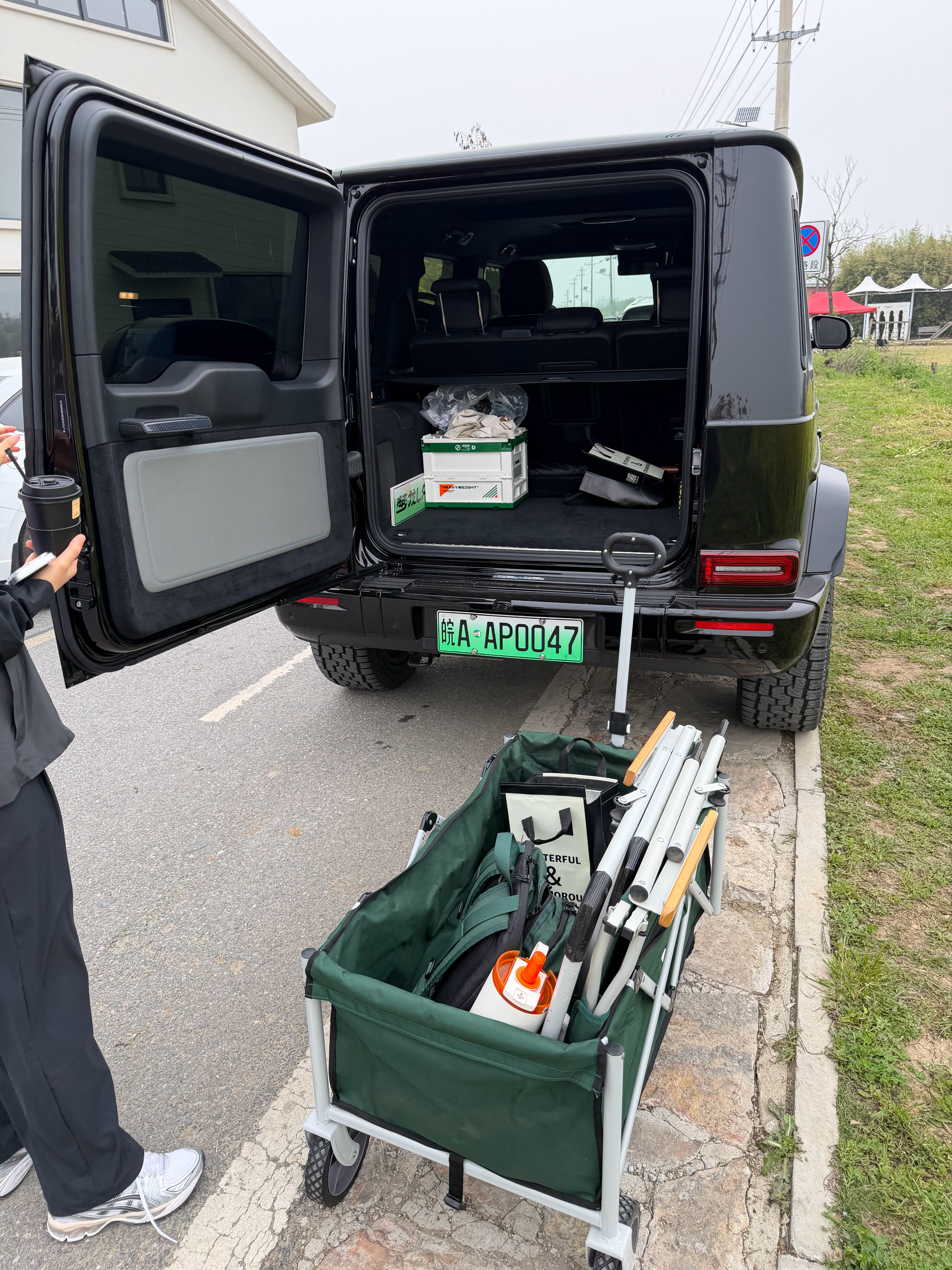 难得汪总愿意陪我开电G出来遛弯把理想的露营车 折叠凳，还有野餐垫，找个池塘边吹吹