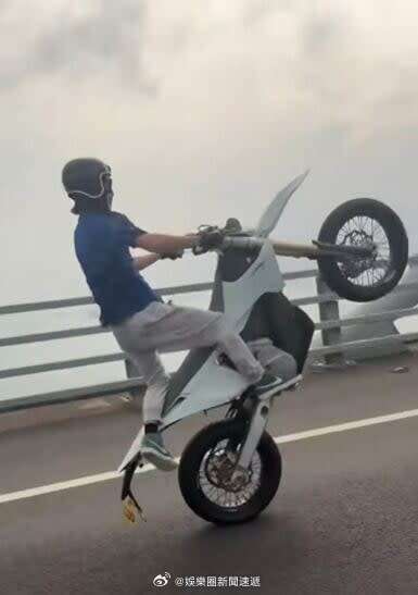 香港法律香港执法 「英籍鐵騎士昂船洲大橋上花式耍雜技 交通警見无牌 截停..」一