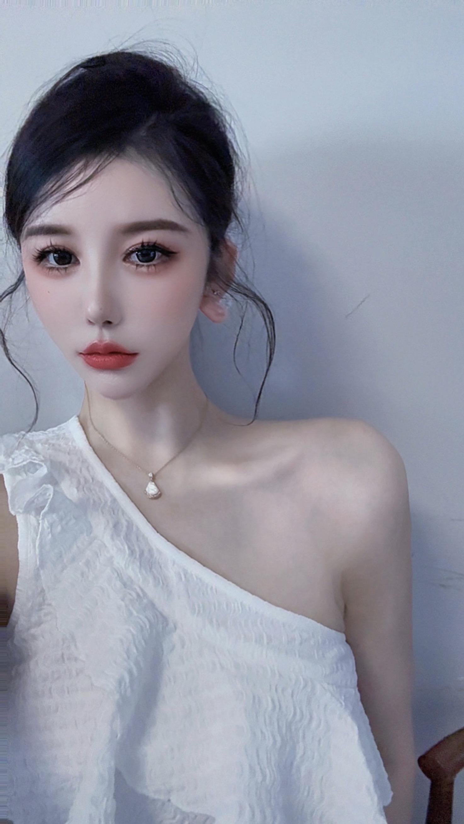 我在月光下许过情真 问你到底爱我又几分。