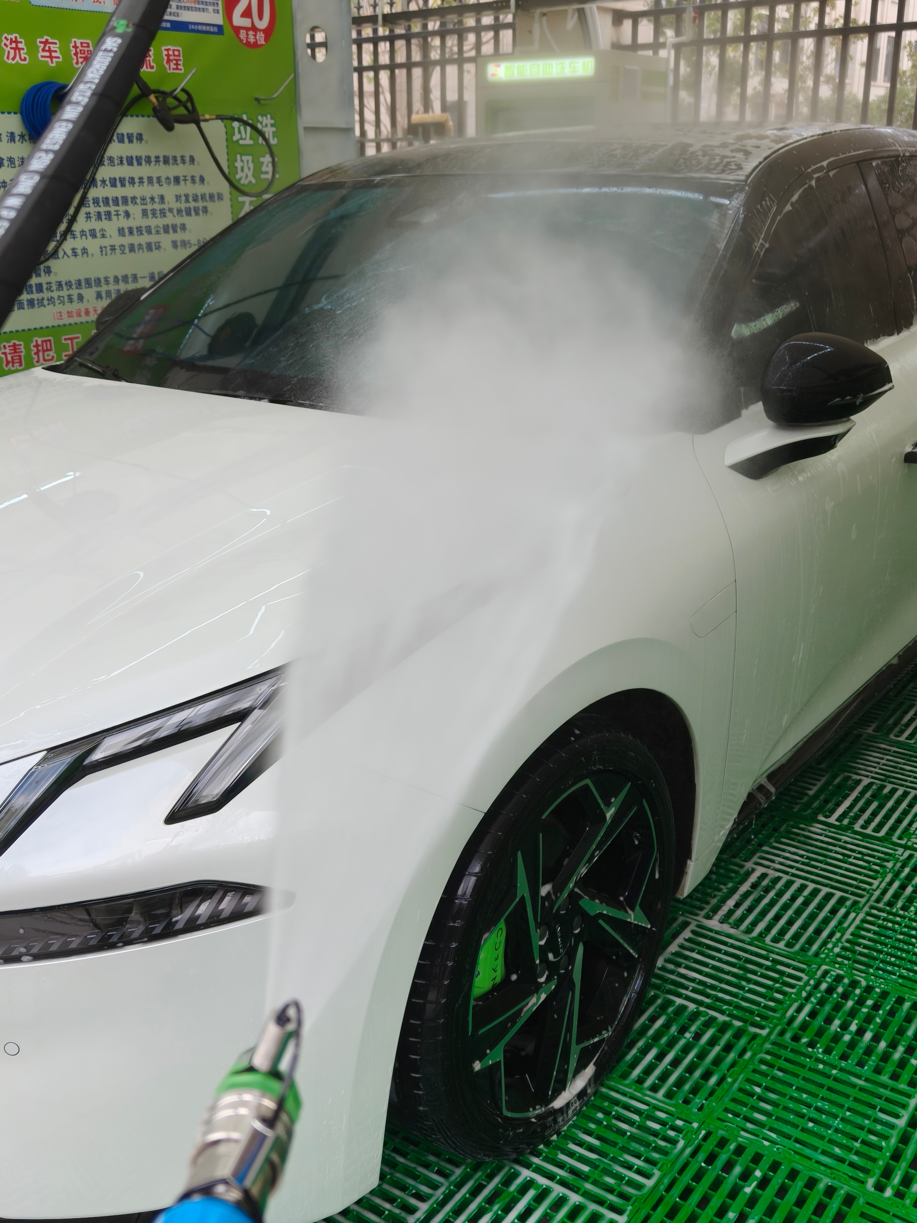 1越临近过年，啥都跟着涨价！自助洗车都要排队，表还跳得飞快，以前6块搞定，现在轻