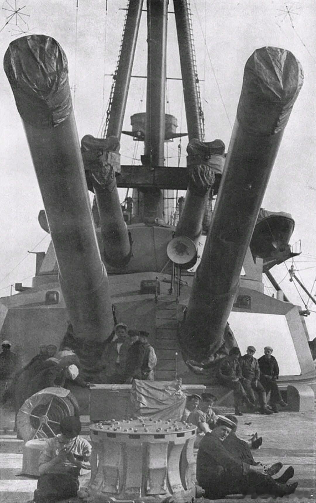 皇家海军涅普顿号无畏舰舰尾的12英寸主炮塔特写。虽然只有12寸但拍摄角度让她显得