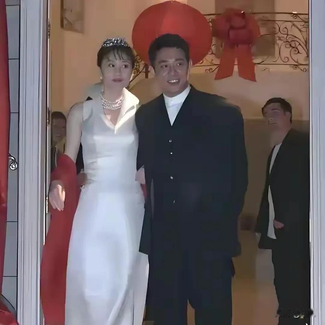 利智，说她是50年一遇的美女，一点也不夸张，这张照片是，利智和李连杰大婚当天拍的