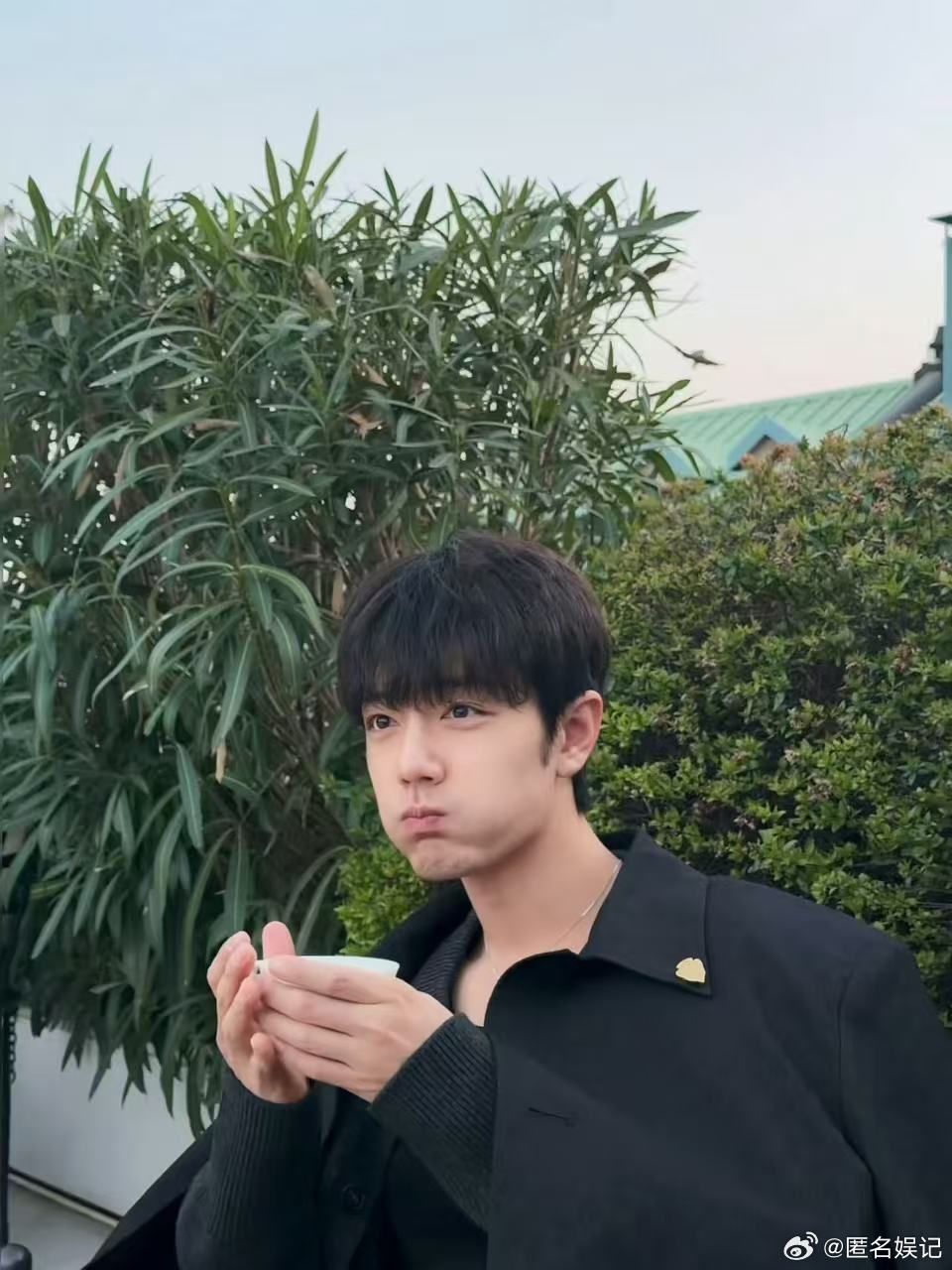 肖战驻足含笑肖战盛典光影间肖战米色西装复古慵懒携藏海传闪耀盛典舞台，肖战用实力与