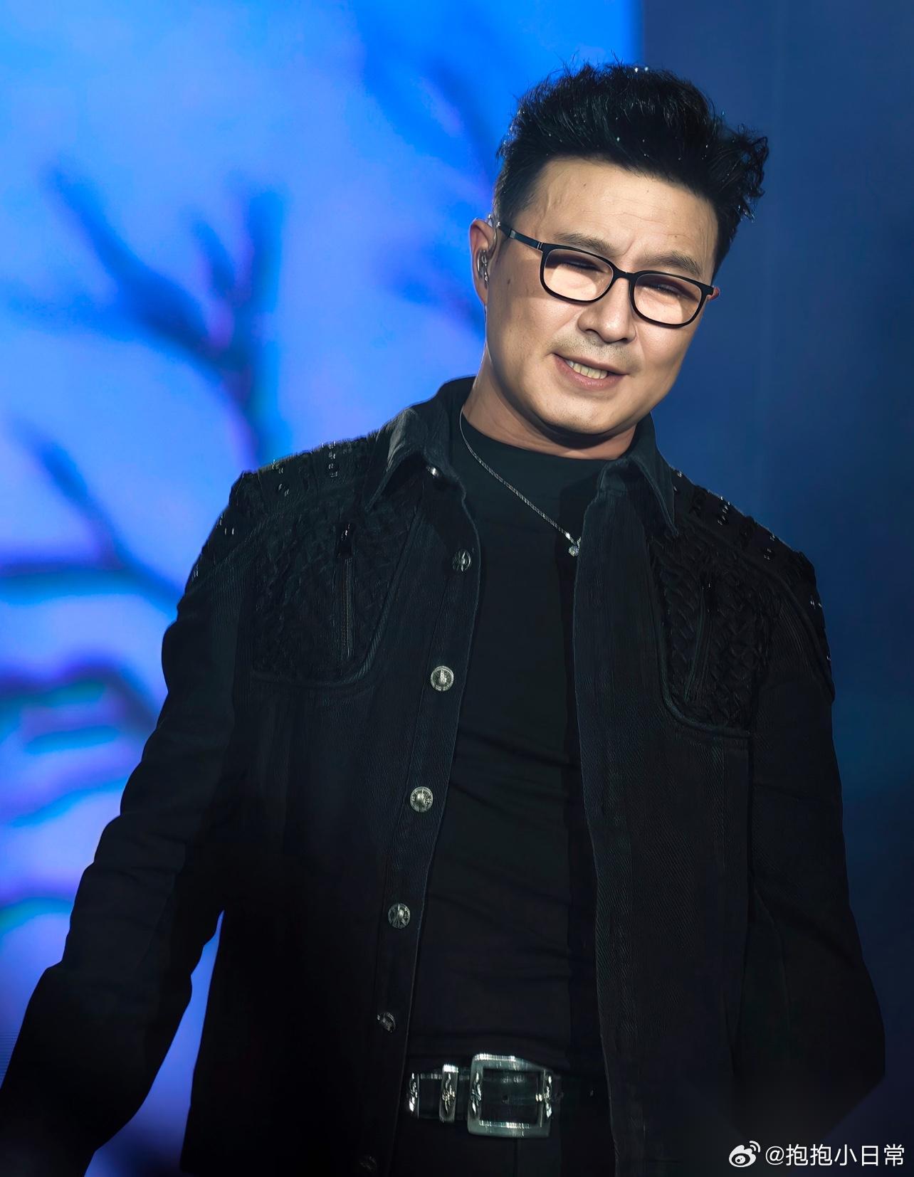 我问我老公，汪峰一个唱歌的， 为什么公司能有1000多人，这也太夸张了， 我老公