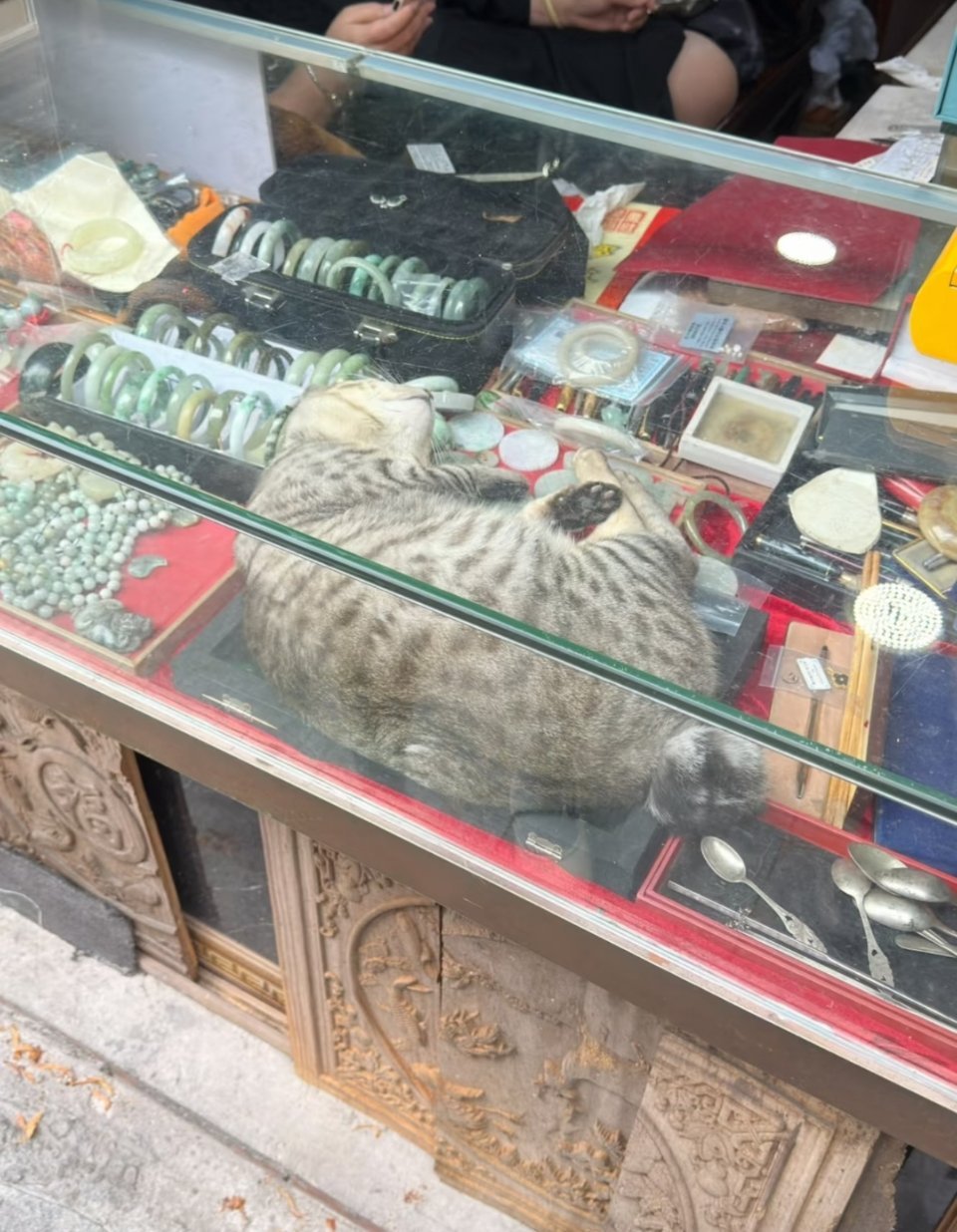 这麒麟尾明显有做旧痕迹啊，超过三百就不买了 