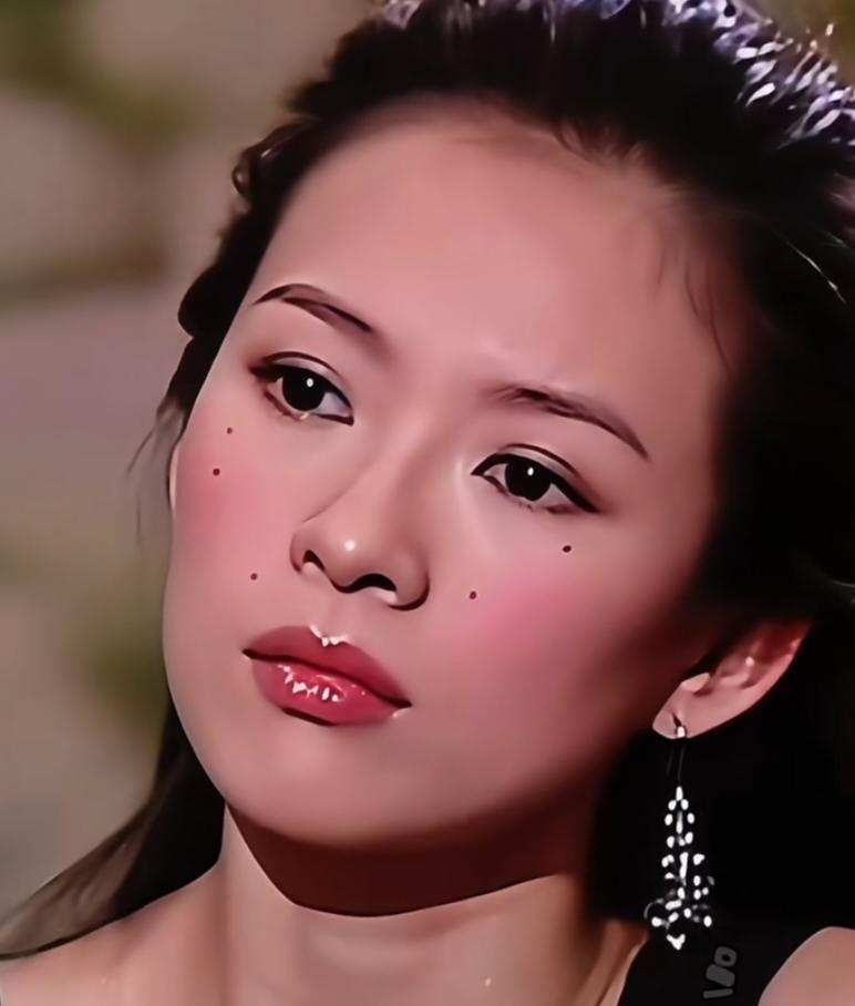 当年的一段采访
现在才发现，章子怡脸上的五颗痣好明显，这才是原生态的美

当时主