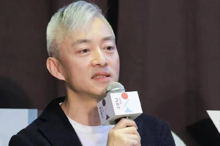 “前最帅央视主持人”亚宁复出引回忆杀
 
曾因《同一首歌》火遍全国的“前最帅央视