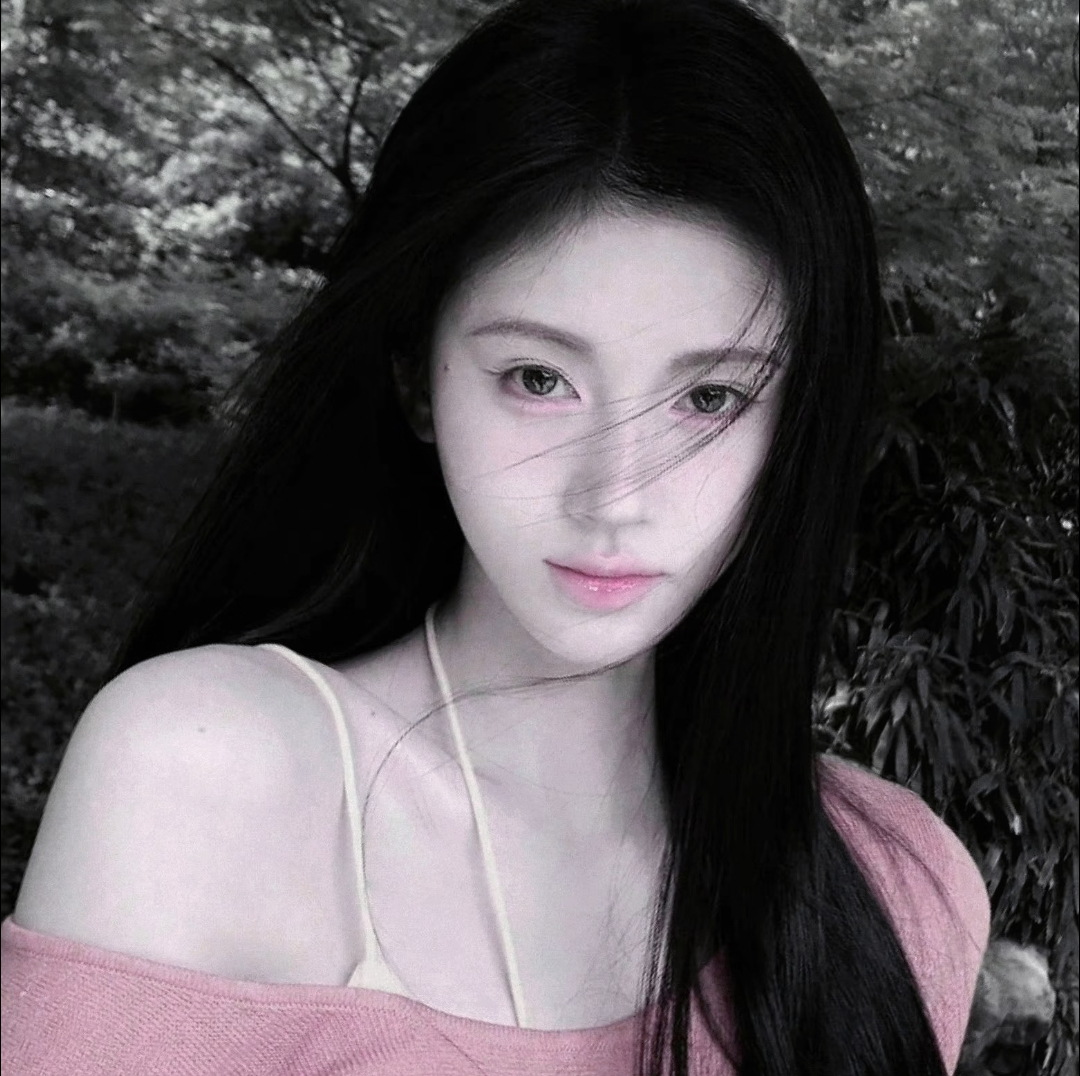 jjy鞠婧祎jjy 鞠婧祎阿黛 世人皆如满天星 而你却皎皎如月 众星捧月 唯你最