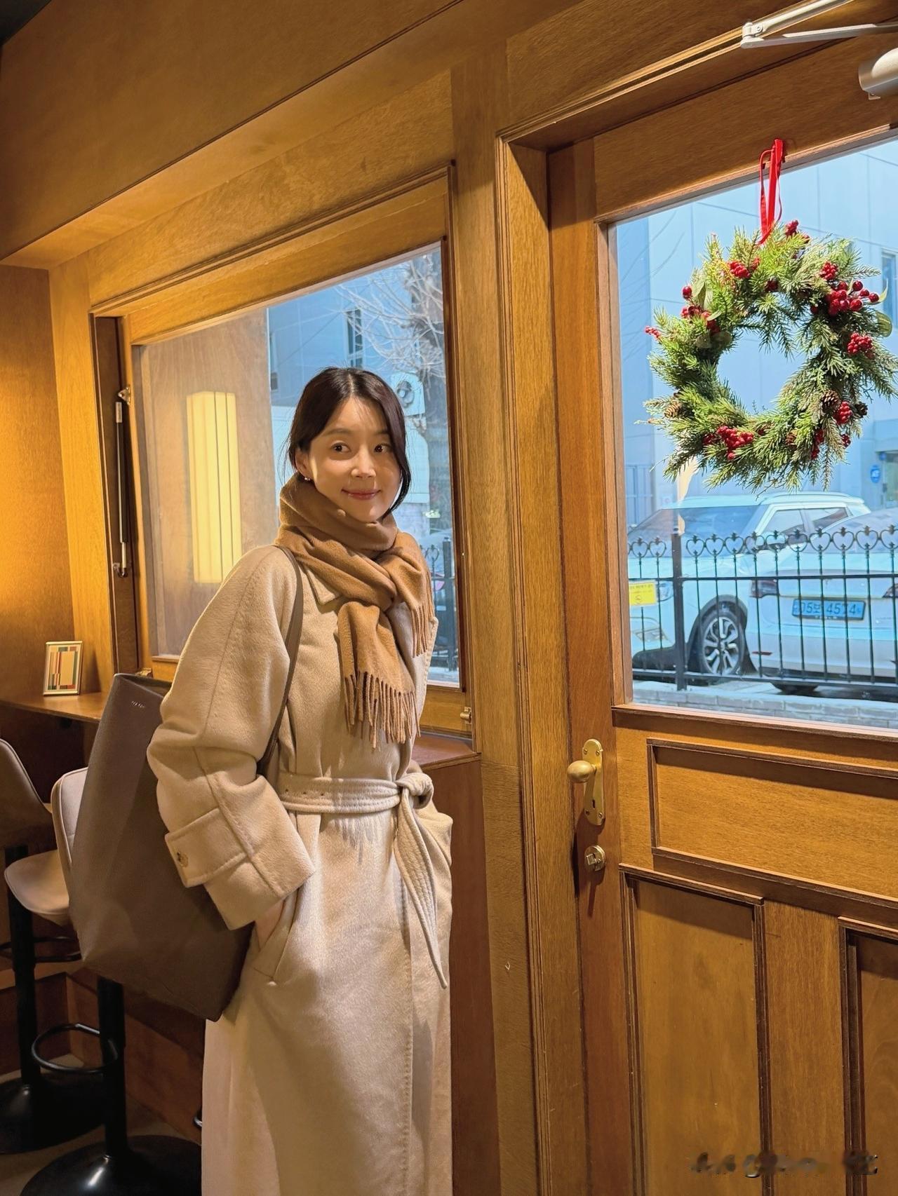 16日，演员韩智慧在自己的Instagram上上传了多张照片。公开的照片中，韩智