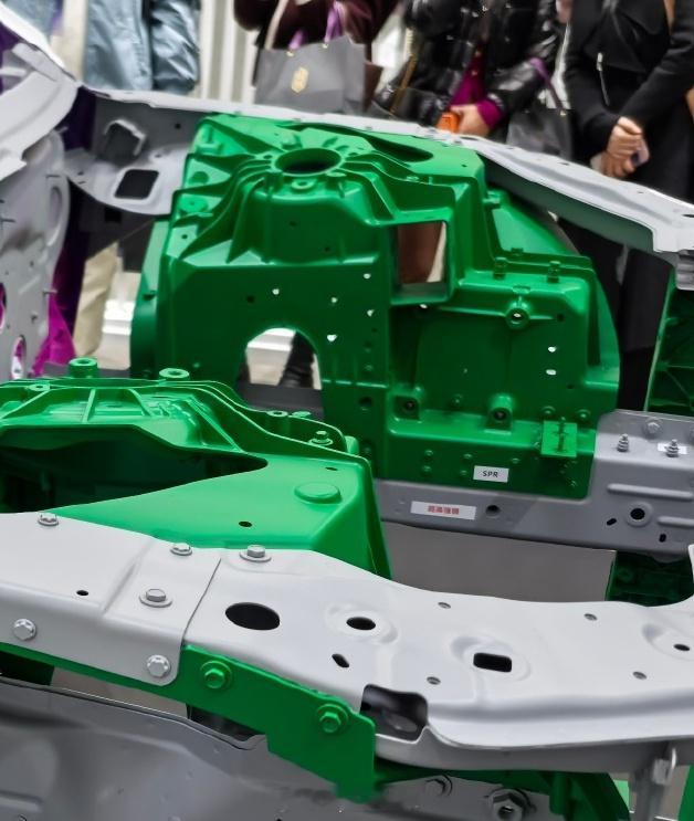 biw 成型 接上文现在车身材料在厂商营销部门的故意误导之下，已经变成比大小的数