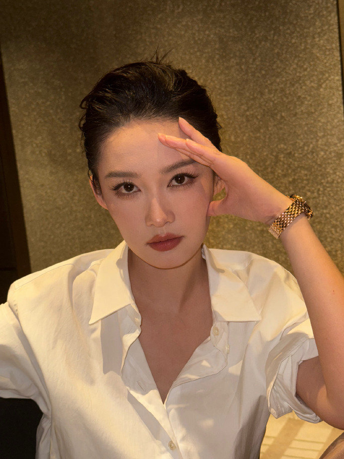 李沁帅感 李沁白衬衫背头好帅 李沁帅感，白衬衫背头好帅的李沁，这个红毯上气场全开