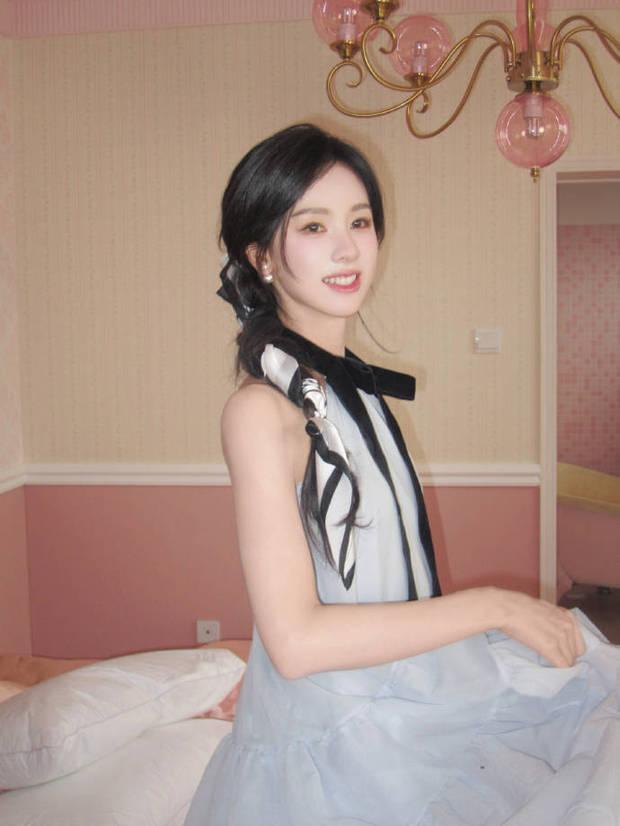 陈都灵新写真太甜啦！挂脖蓬蓬裙笑容好治愈
 
事业上，陈都灵这些年交出不少出彩角