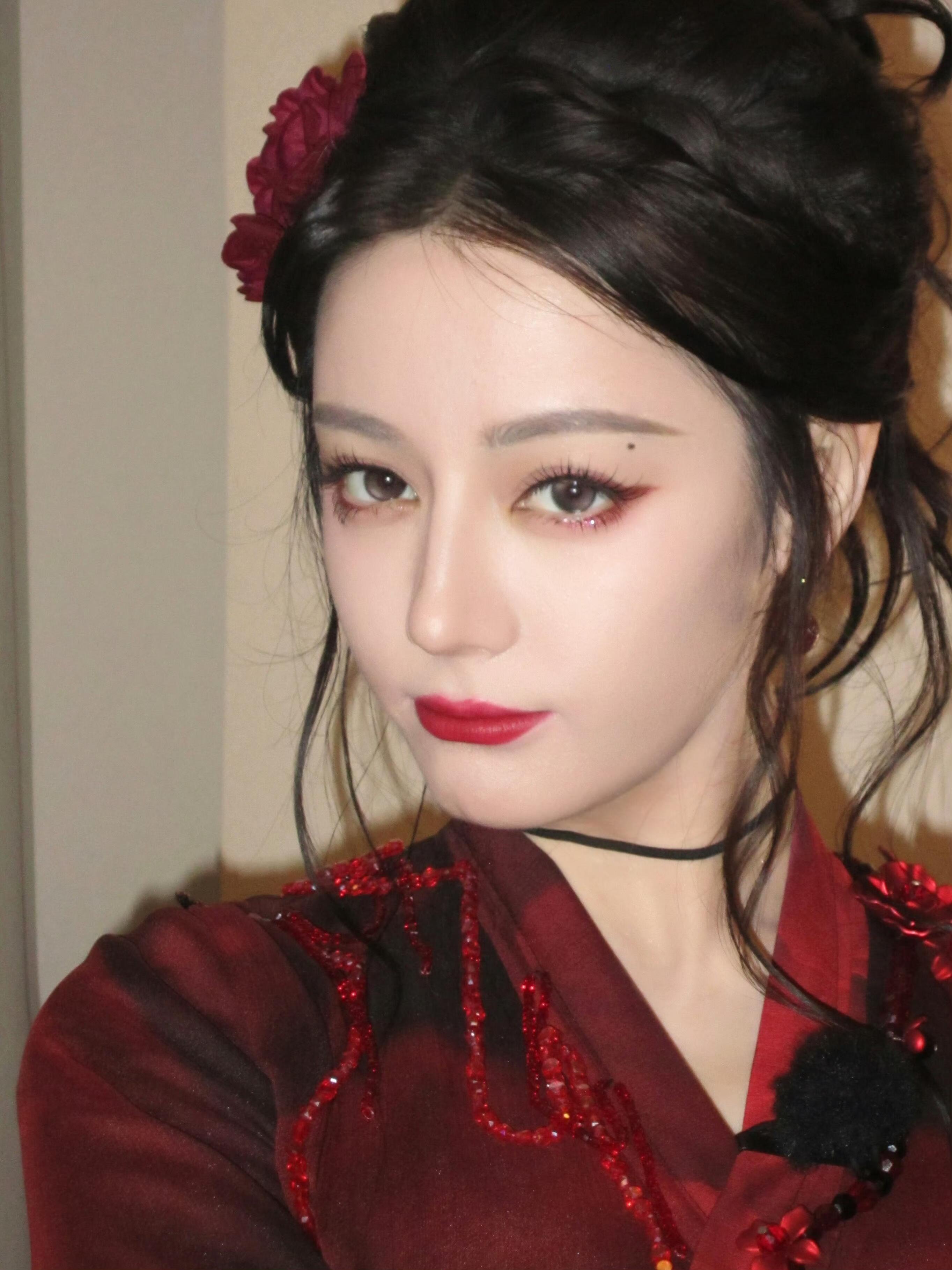 迪丽热巴迪丽热巴真正有含金量的大满贯影视手握金鹰视后、五大一工程重磅奖项，时尚拿